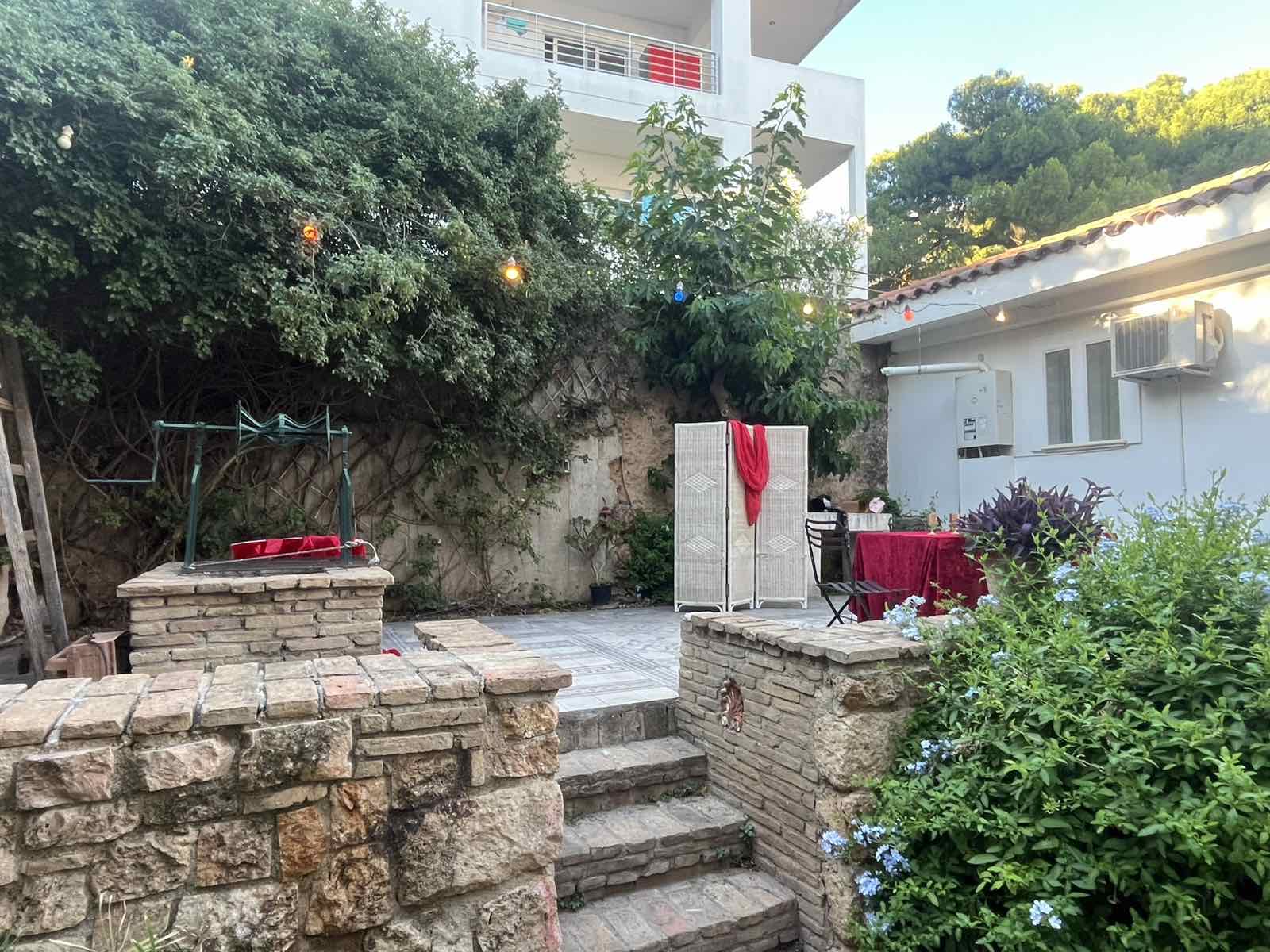 ΣΚΕΨΕΙΣ ΑΠΟ ΤΗΝ ΕΜΠΕΙΡΙΑ ΤΗΣ ΠΑΡΑΣΤΑΣΗΣ ΕΝΑΣ ΑΝΘΡΩΠΟΣ ΜΙΣΟΣ