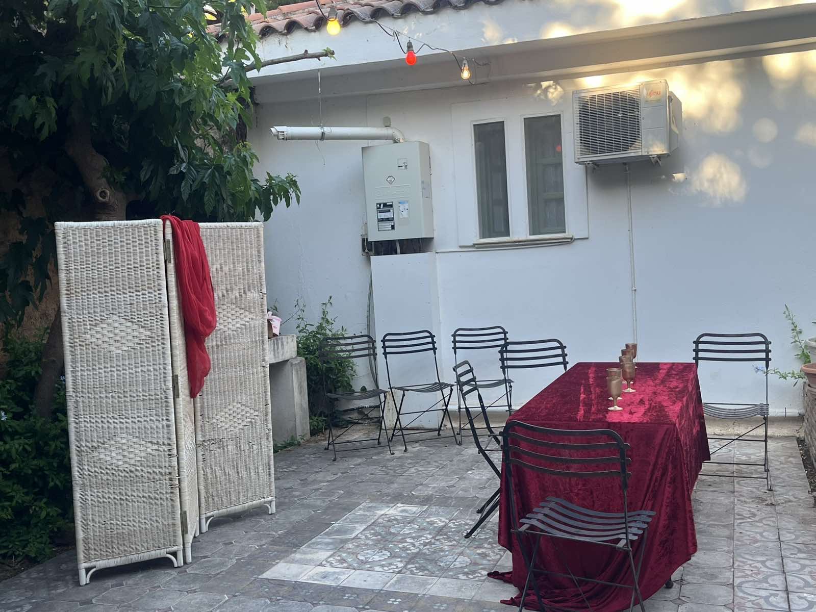 ΣΚΕΨΕΙΣ ΑΠΟ ΤΗΝ ΕΜΠΕΙΡΙΑ ΤΗΣ ΠΑΡΑΣΤΑΣΗΣ ΕΝΑΣ ΑΝΘΡΩΠΟΣ ΜΙΣΟΣ