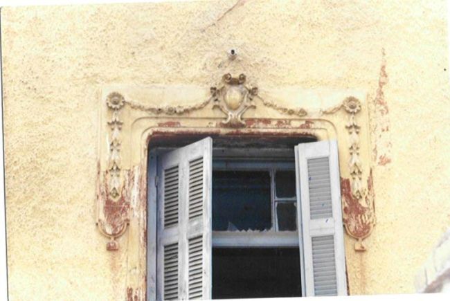 Φθαρμένο διακοσμητικό πλαίσιο παραθύρου πριν από την αναπαλαίωση