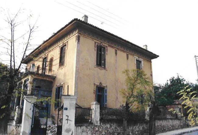 Η εξωτερική όψη του εγκαταλελειμμένου σπιτιού στις αρχές της δεκαετίας του 1990
